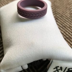 Qalo Jewelry - QALO women’s silicone wedding band, size 6, lilac Qalo Jewelry - QALO women’s silicone wedding band, size 6, lilac